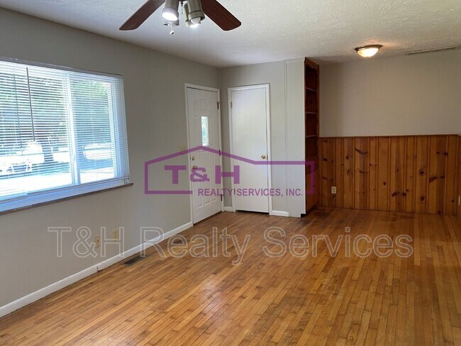 Foto del edificio - 9742 Kittrell Dr