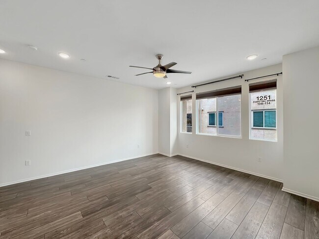 Building Photo - Great 3B/2.5BA Townhome in Otay Mesa!