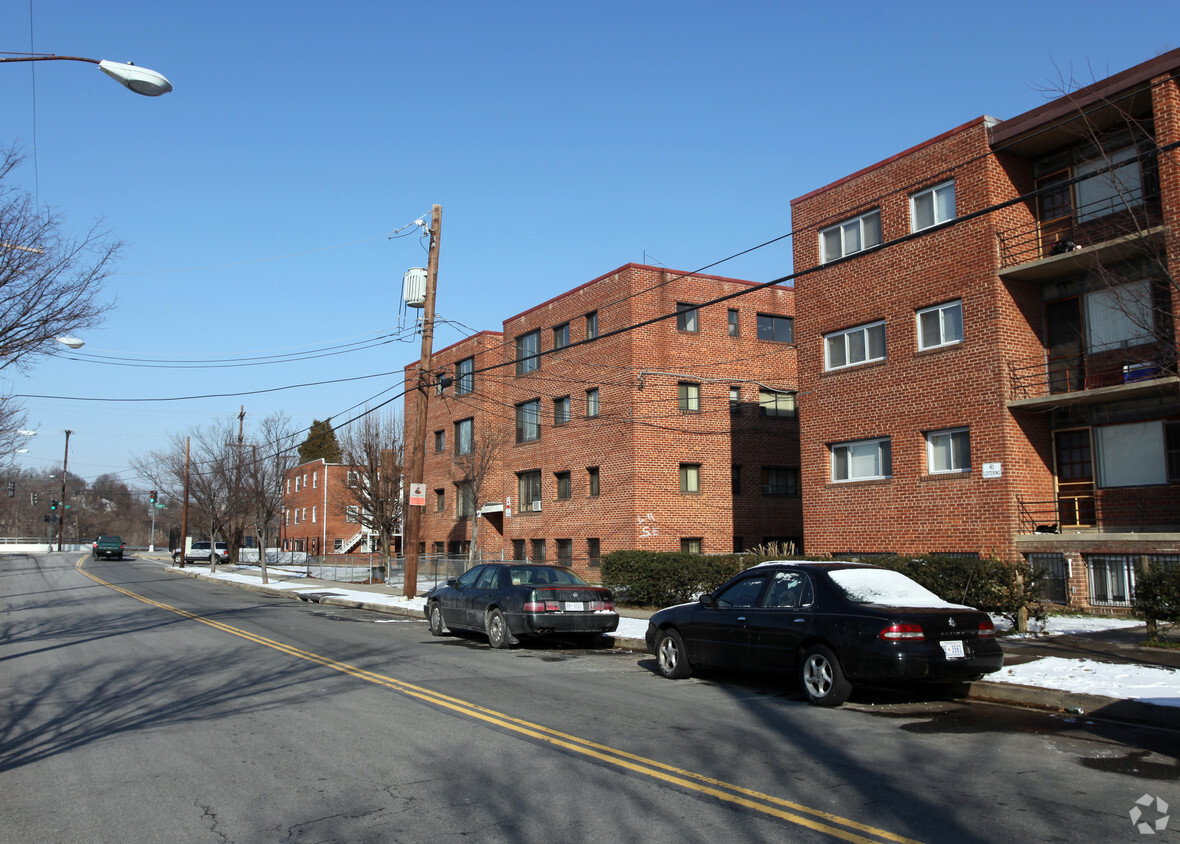 Building Photo - 4000 Livingston Rd SE