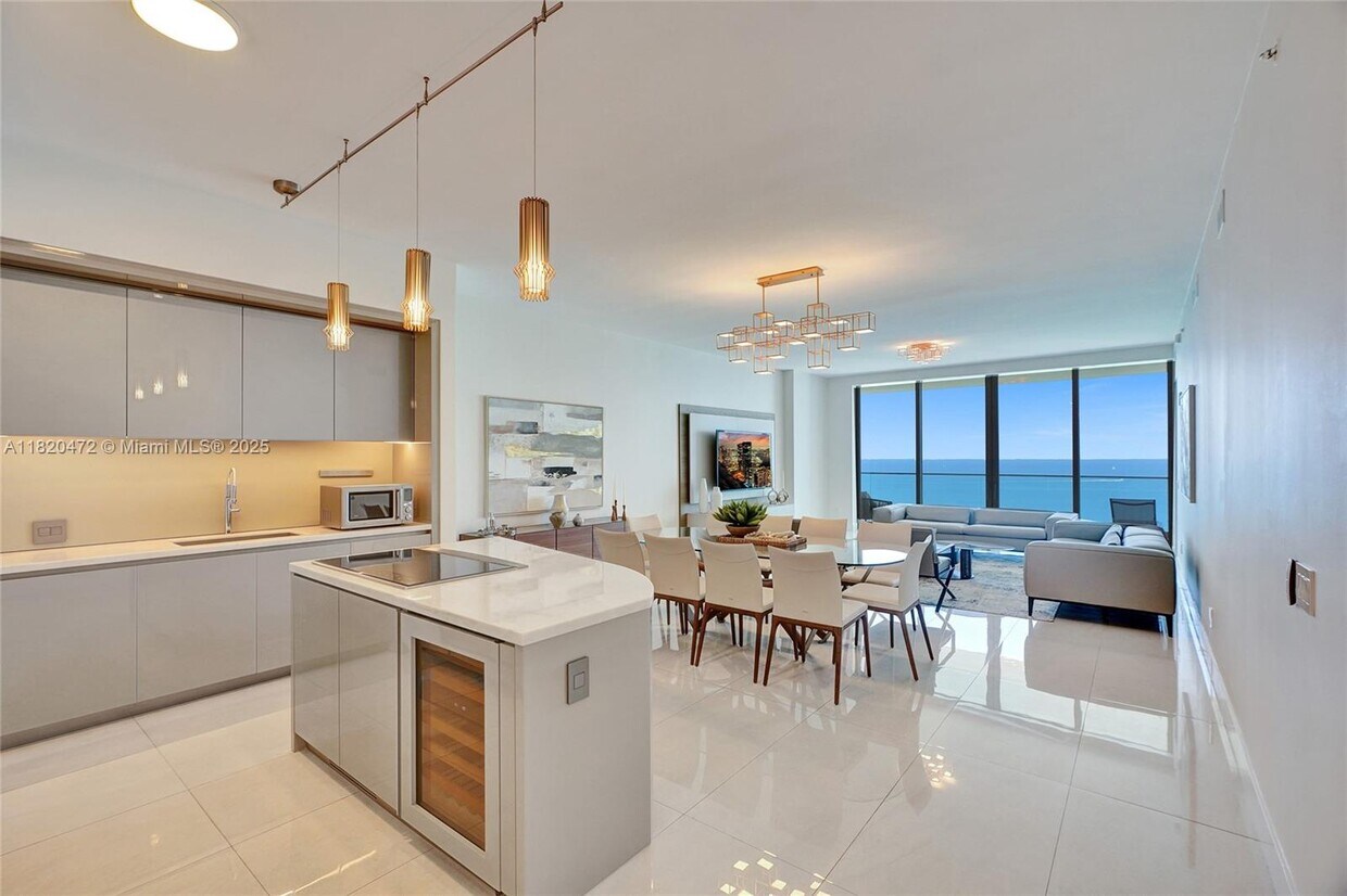Foto principal - 18975 Collins Ave