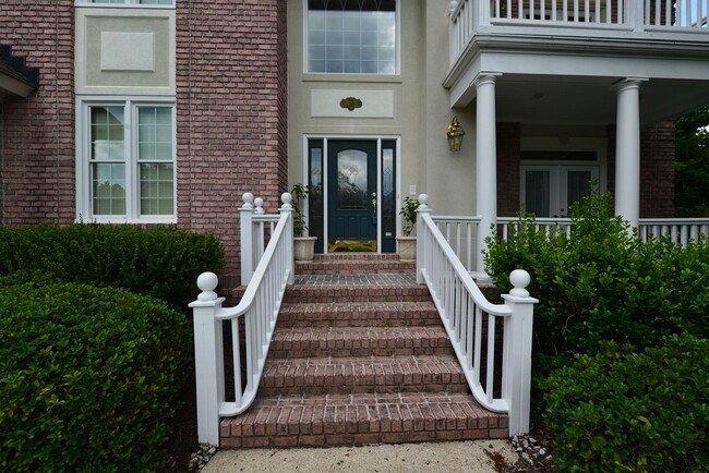 Building Photo - Quiet Cul-De-Sac, great location!