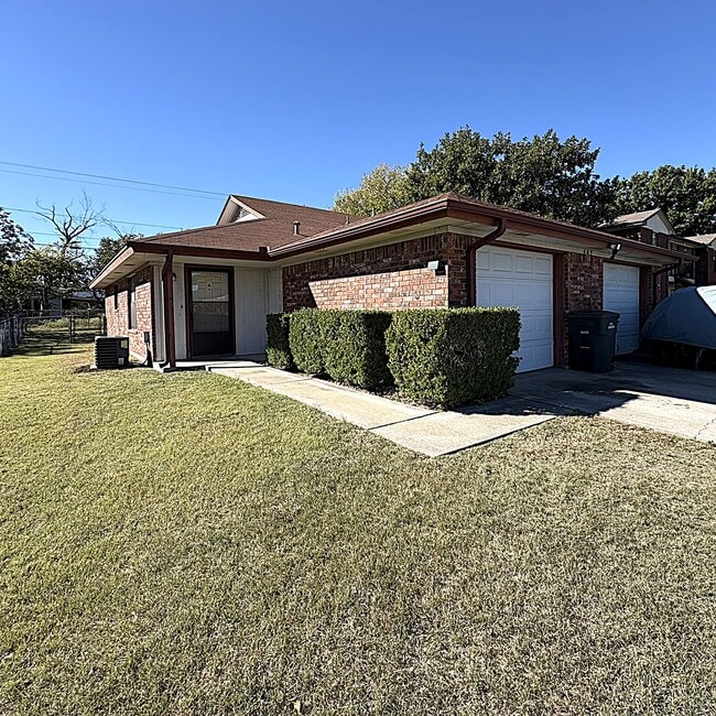 Building Photo - 403 W Avenue D