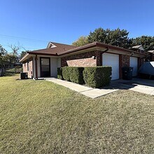 Building Photo - 403 W Avenue D