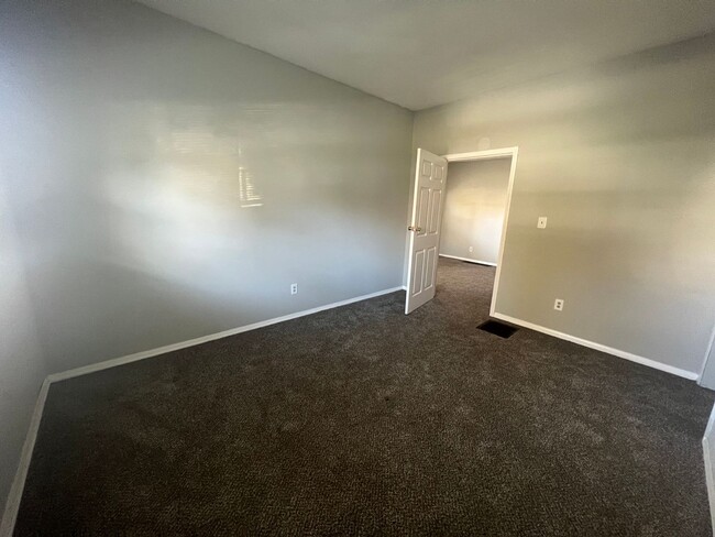 Building Photo - 2 Bedroom, 1 Bath Home In Columbus!