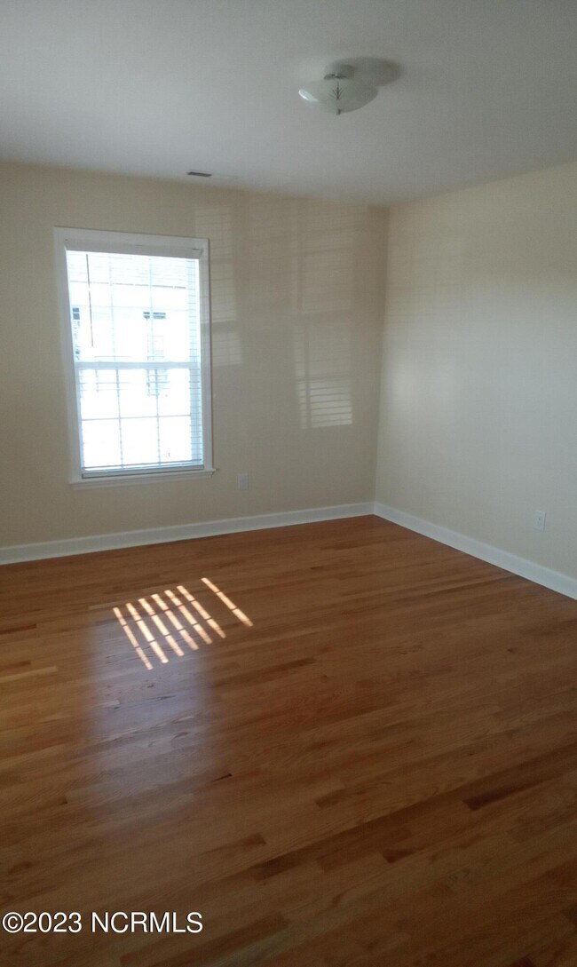 Building Photo - 513 Live Oak St