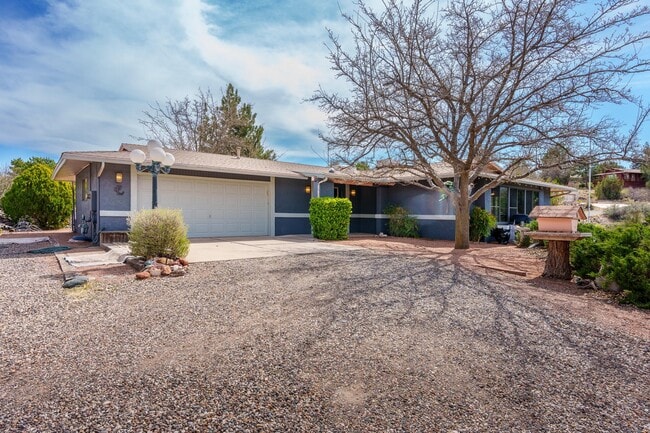 Building Photo - 1905 Deserama Cir