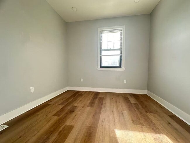 Foto del edificio - 3 bedroom 1 bath house available in South Philly
