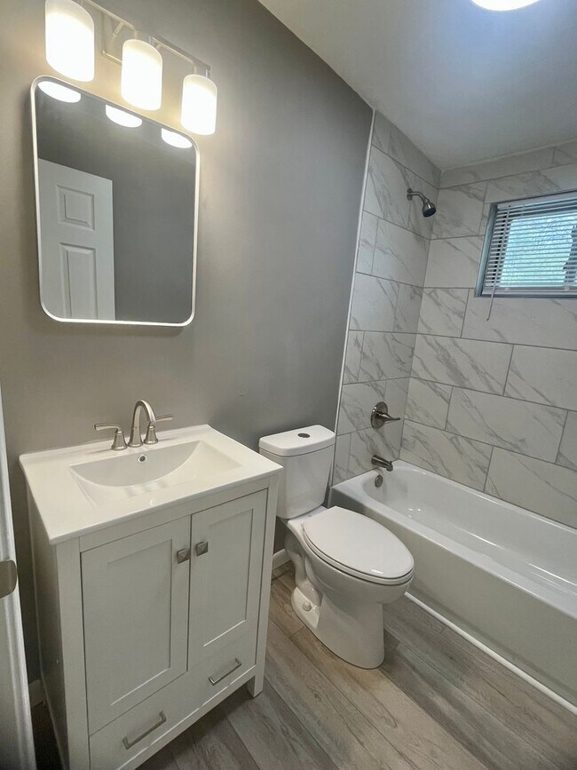 Foto del edificio - Spacious 4 bedroom 2 bath house