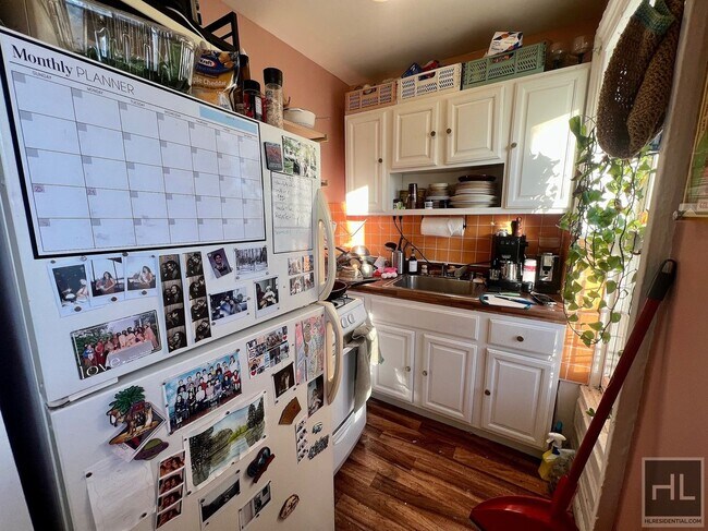 Foto del edificio - 2BR 1BA Sunny Top Floor Sprawling Brownstone On Clinton Hill / Bedstuy Border