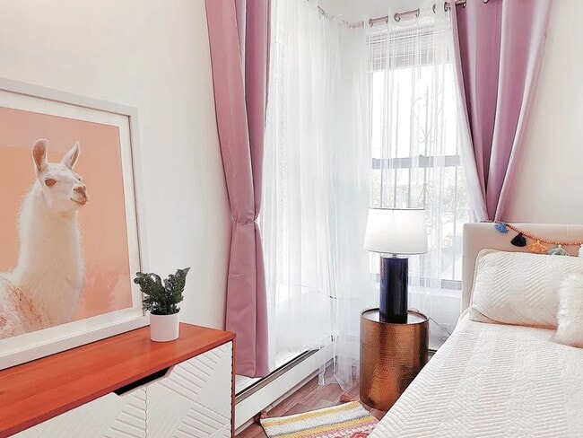 Building Photo - Furnished room/NOT APARTMENT