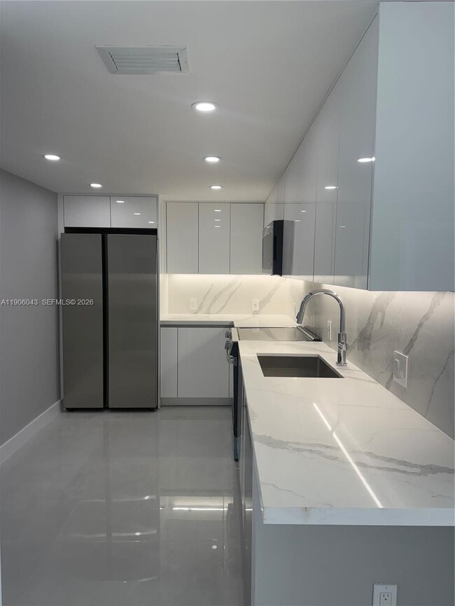 Building Photo - 3675 N Country Club Dr