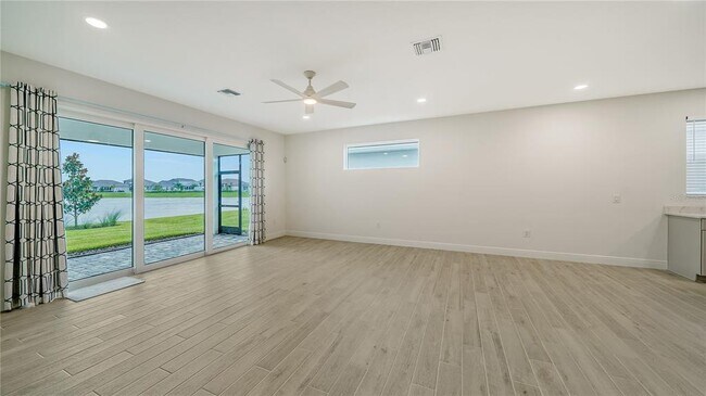 Foto del edificio - 8168 Sternway Rd