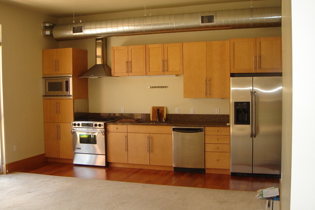 Kitchen - 555 Rivergate Ln