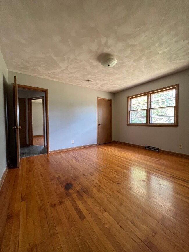 Building Photo - 3 bedroom 1.5 bath home available now!