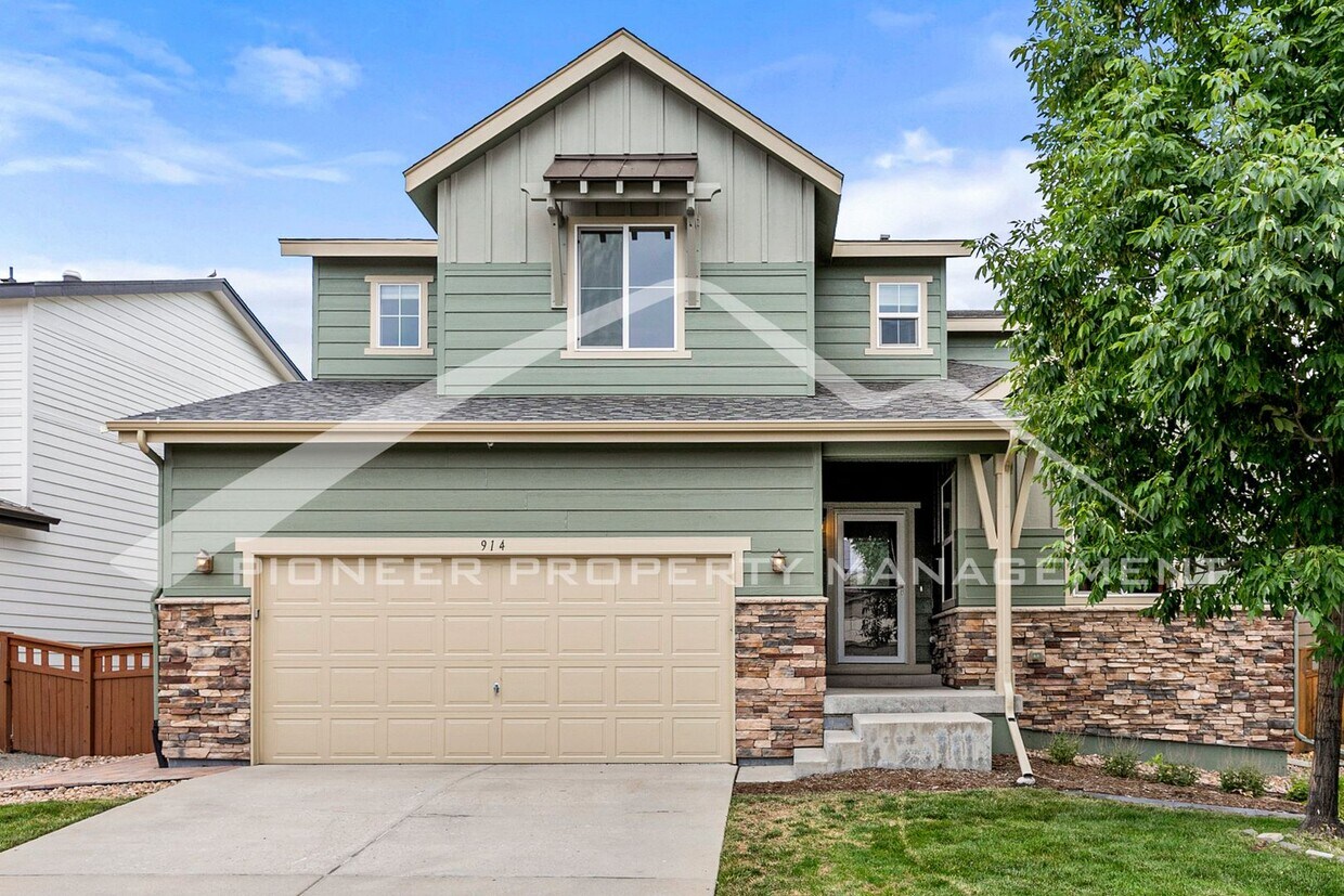 Primary Photo - Spacious Home with Central AC and Washer/D...