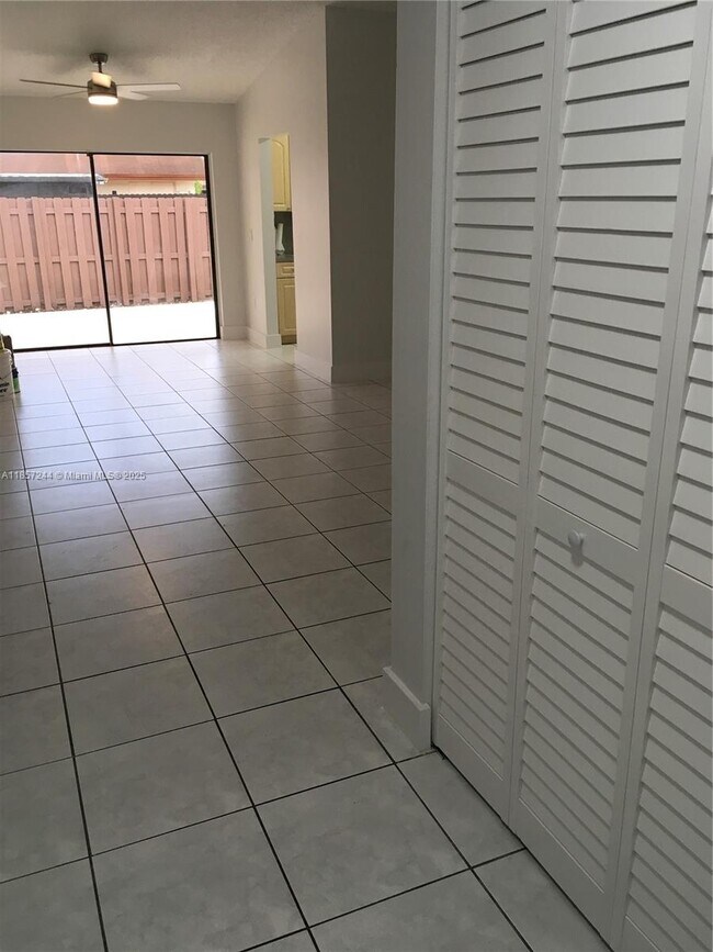 Foto del edificio - 5221 SW 139th Avenue Rd