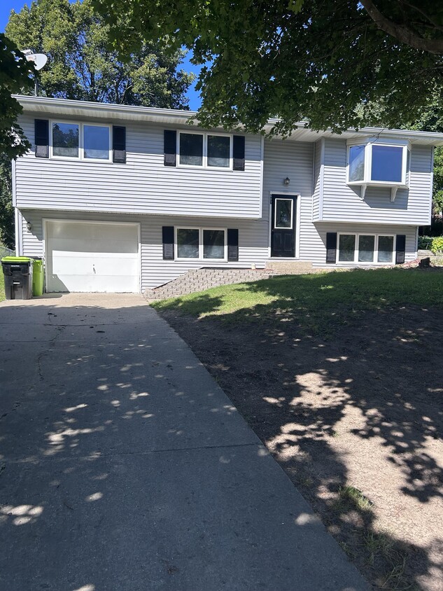 Primary Photo - 607 S Rainbow Dr