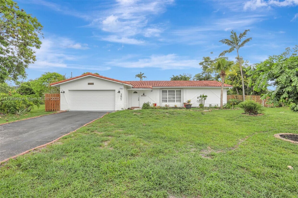 Foto principal - 3607 NW 82nd Terrace