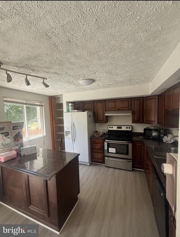 Foto del edificio - 14105 Honey Hill Ct