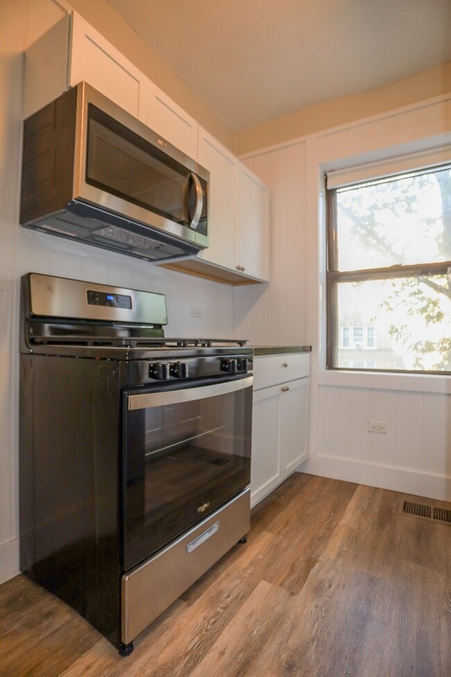 Photo - 2325 W Addison St (Chicago, IL) Apartment
