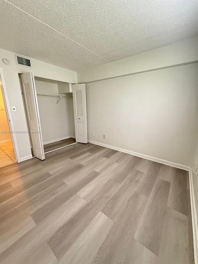 Foto del edificio - 5805 Washington St