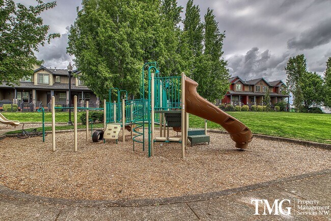 Building Photo - Gorgeous Two Bedroom Townhome in Hillsboro!
