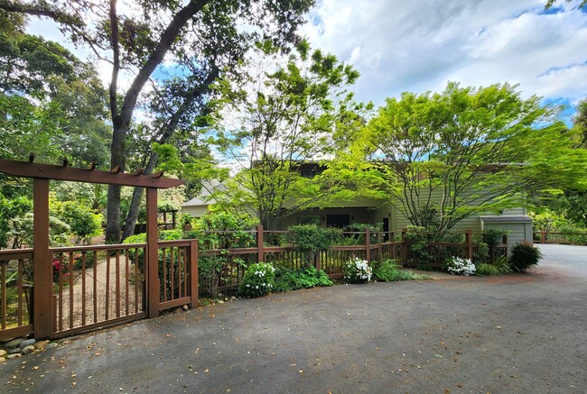 Building Photo - Serene Luxury Home in Portola Valley
