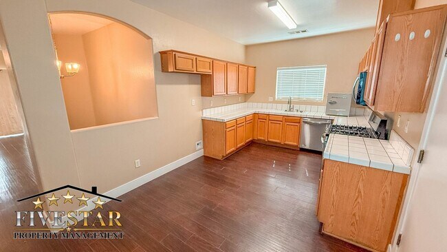 Building Photo - 1733 Pyxis St