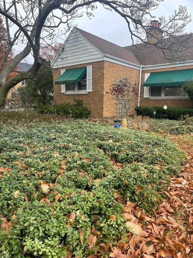 Building Photo - 12713 S 80th Ave