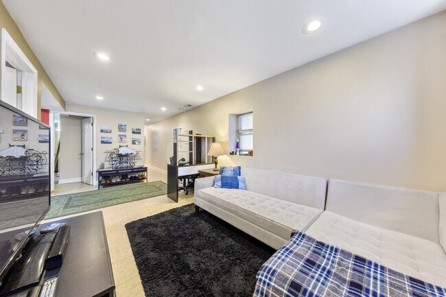 Building Photo - 921 S Oakley Blvd