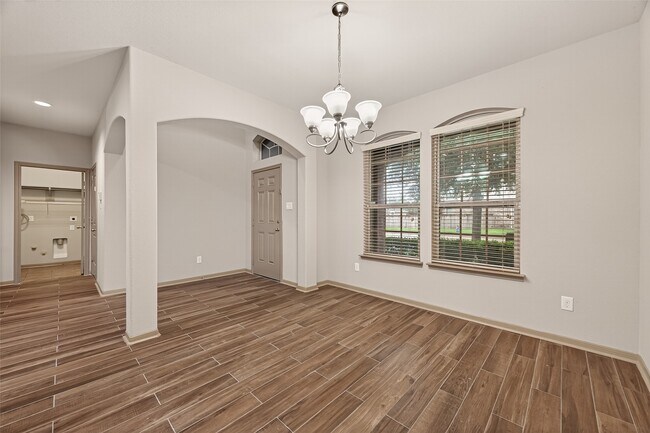 Foto del edificio - 2510 Shady Falls Ln