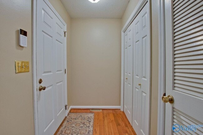 Building Photo - 3018 Live Oak Ln SW