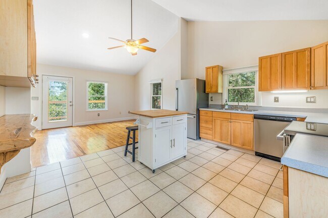 Building Photo - Asheville Rental!