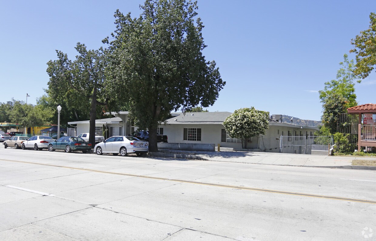 Edificio - 1577 N Fair Oaks Ave