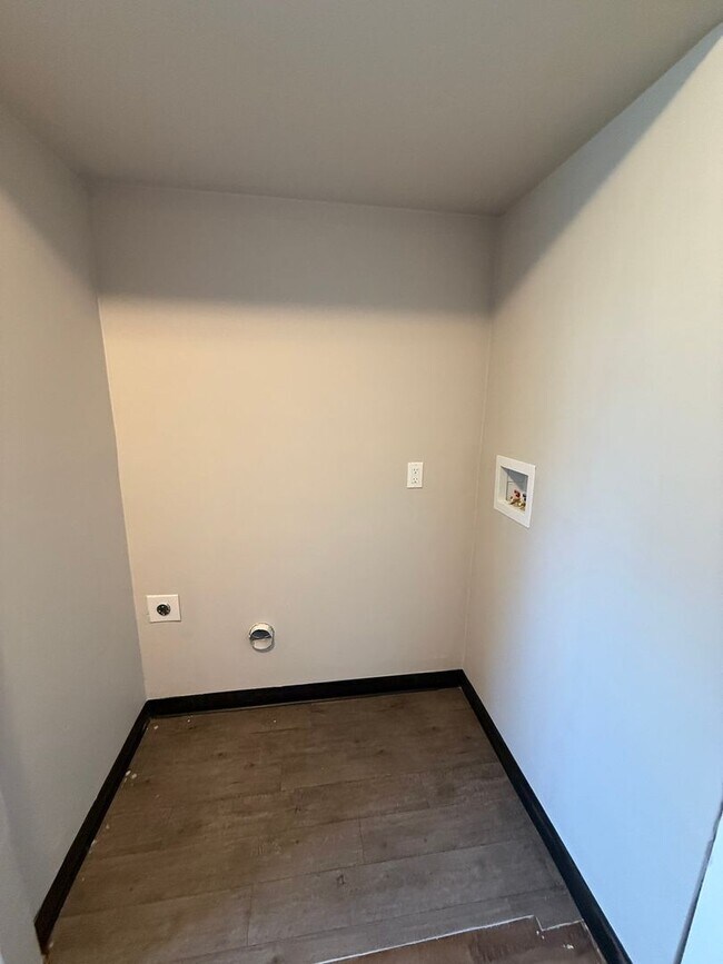 Foto del edificio - Spacious 2-Bedroom Townhome – Move-In Ready!