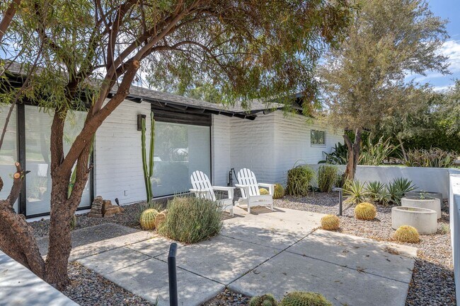 Foto del edificio - Mid-century modern home in Arcadia with pr...