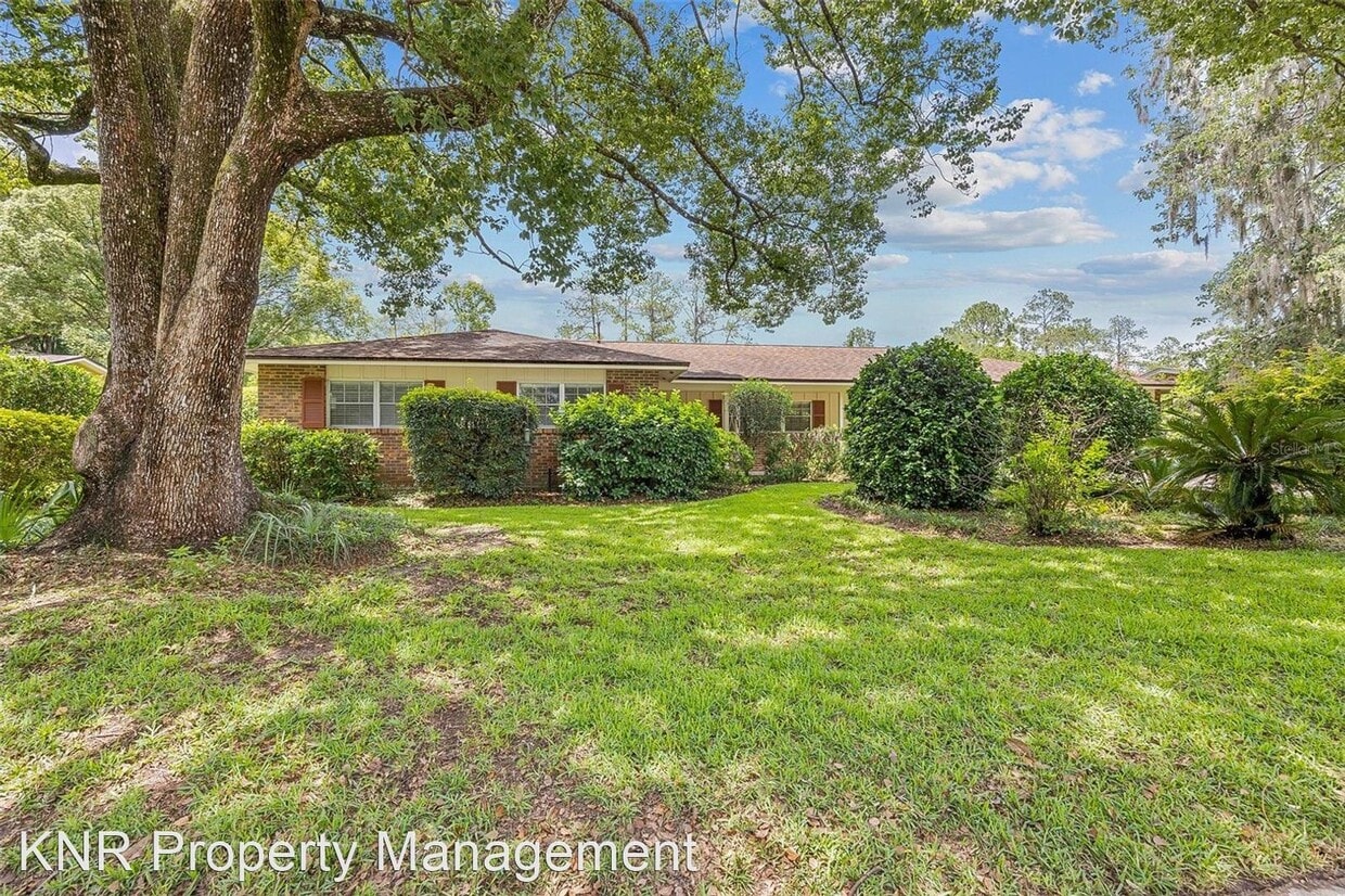 4 br, 2 bath House 2288 NW 21st Ave. House Rental in Gainesville