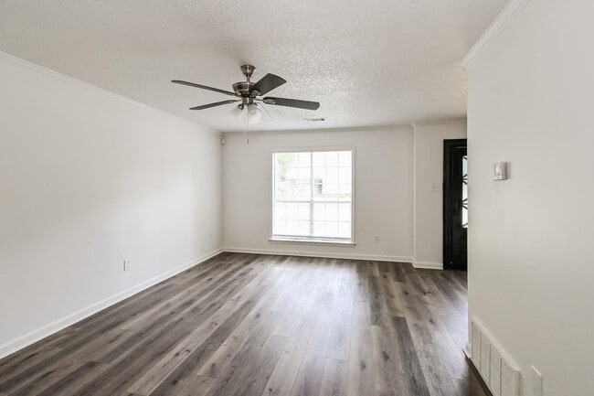 Building Photo - 9406 Slezenger Ln
