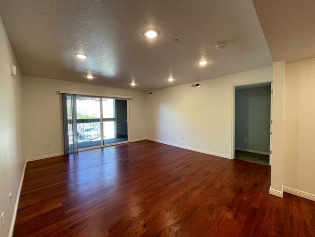 Building Photo - Remodeled 2 Bedroom 2 Bathroom Condo Near BYU