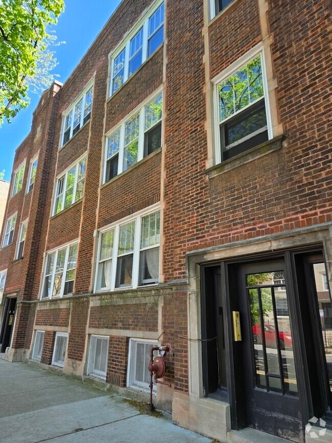 Building Photo - 1921 W Winnemac Ave