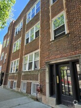 Building Photo - 1921 W Winnemac Ave