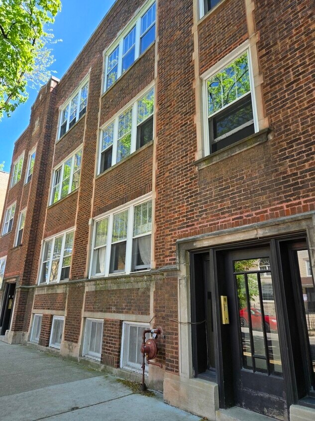 Foto principal - 1921 W Winnemac Ave