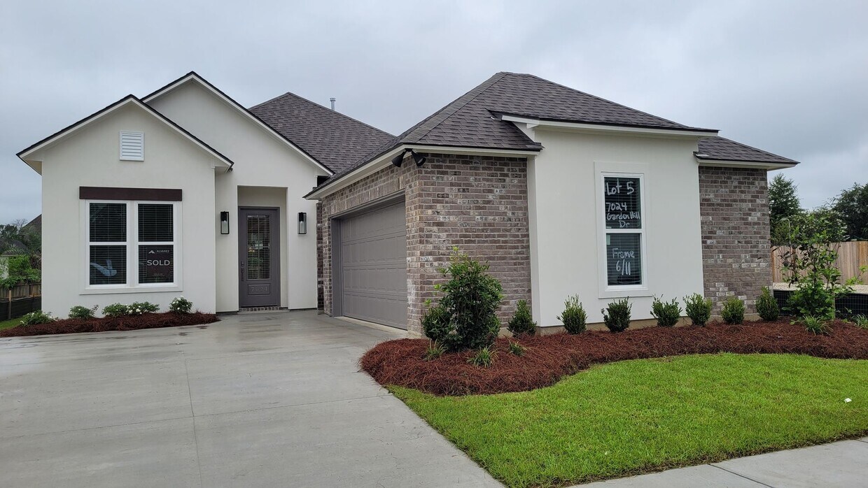 Primary Photo - Brand new home in Garden Hill!