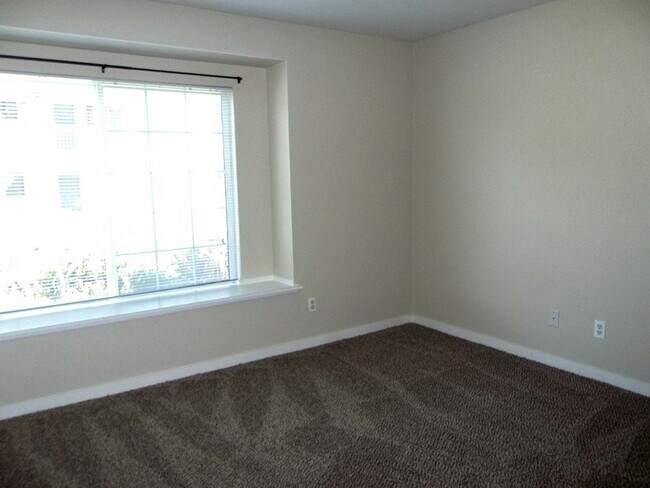 Foto del edificio - Fort Collins Condo Offering Comfort, Convenience, and Simple Living