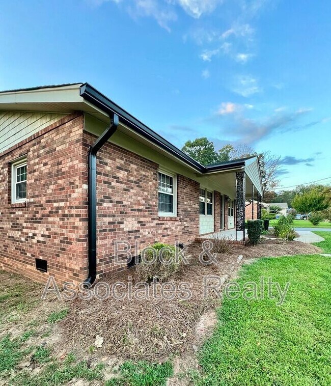 Foto del edificio - 712 Lake Dr