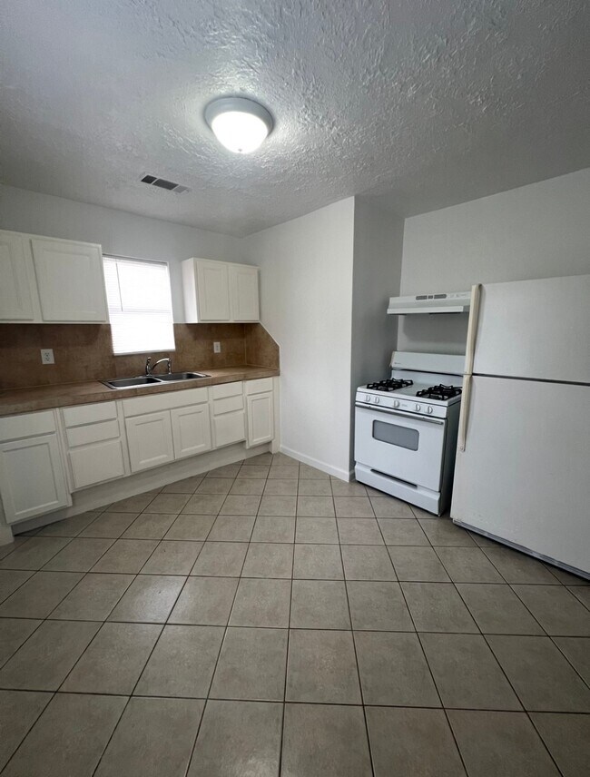 Foto del edificio - 831 Deerpass Dr