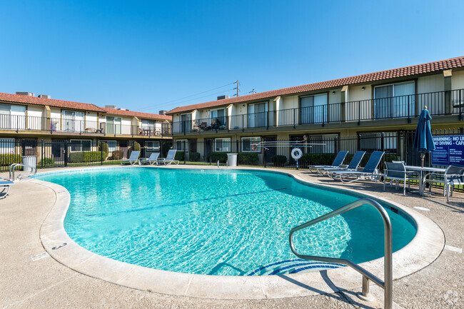 Pool - Briarwood Apartments