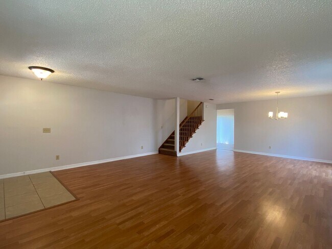 Building Photo - 4 Bedroom, 2.5 Bath in Orlando - Price to ...