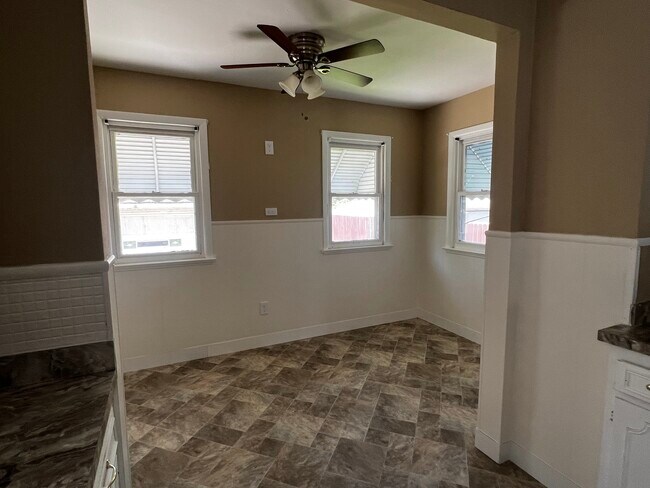 Building Photo - 920 Evangeline Rd