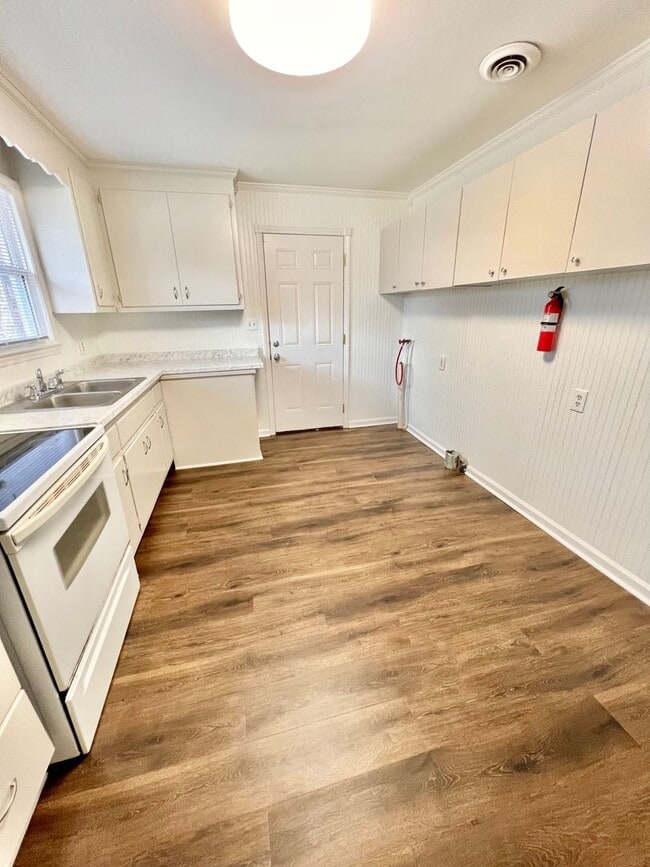 Building Photo - Available Now! 2 bed 1 bath Duplex in Madi...